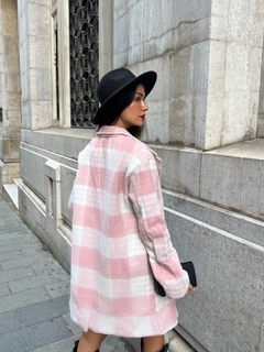 A wholesale clothing model wears fan10210-pink-plaid-coat, Turkish wholesale Coat of First Angels