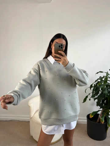 A wholesale clothing model wears  Gray Stone Embroidered Oversize Sweatshirt
, Turkish wholesale Sweatshirt of First Angels