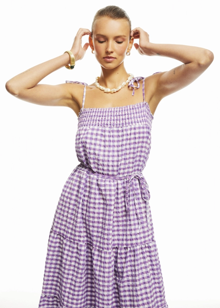 Bir model, Fk.Pynappel toptan giyim markasının 9929 - Plaid Mid Dress - Purple toptan Elbise ürününü sergiliyor.