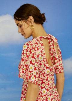 Een kledingmodel uit de groothandel draagt 9946 - Daisy Patterned Mid Dress - Red, Turkse groothandel Jurk van Fk.Pynappel
