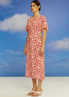 Een kledingmodel uit de groothandel draagt 9946 - Daisy Patterned Mid Dress - Red, Turkse groothandel Jurk van Fk.Pynappel