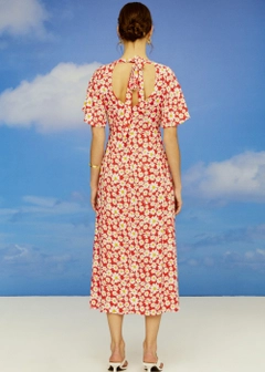 Bir model, Fk.Pynappel toptan giyim markasının 9946 - Daisy Patterned Mid Dress - Red toptan Elbise ürününü sergiliyor.