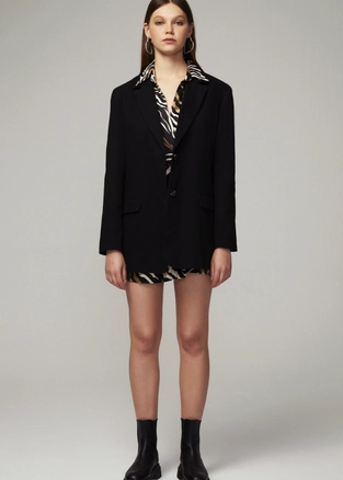 A model wears 9977 - Oversize Blazer Jacket - Black, wholesale undefined of Fk.Pynappel to display at Lonca