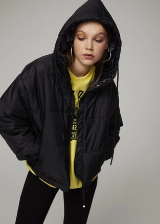A model wears 9979 - Short Inflatable Coat - Black, wholesale undefined of Fk.Pynappel to display at Lonca