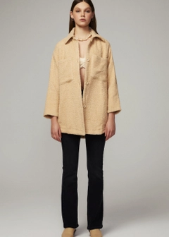 Ein Bekleidungsmodell aus dem Großhandel trägt 9984 - Double Pocket Oversize Jacket - Ecru, türkischer Großhandel Jacke von Fk.Pynappel
