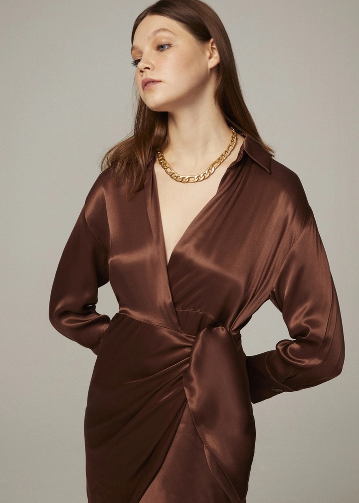 Bir model, Fk.Pynappel toptan giyim markasının 9987 - Satin Shirt Dress - Coffee toptan Elbise ürününü sergiliyor.