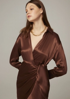 A wholesale clothing model wears 9987 - Satin Shirt Dress - Coffee, Turkish wholesale Dress of Fk.Pynappel