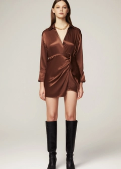 Un mannequin de vêtements en gros porte 9987 - Satin Shirt Dress - Coffee, Robe en gros de Fk.Pynappel en provenance de Turquie
