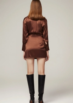 Ein Bekleidungsmodell aus dem Großhandel trägt 9987 - Satin Shirt Dress - Coffee, türkischer Großhandel Kleid von Fk.Pynappel