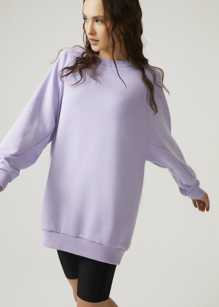 Una modella di abbigliamento all'ingrosso indossa 9996 - Long Sweatshirt - Lilac, vendita all'ingrosso turca di Felpa di Fk.Pynappel