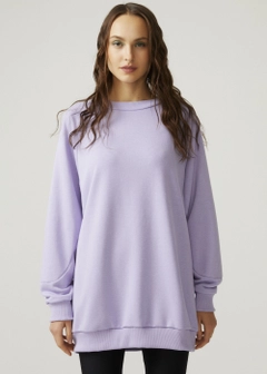 Bir model, Fk.Pynappel toptan giyim markasının 9996 - Long Sweatshirt - Lilac toptan Sweatshirt ürününü sergiliyor.