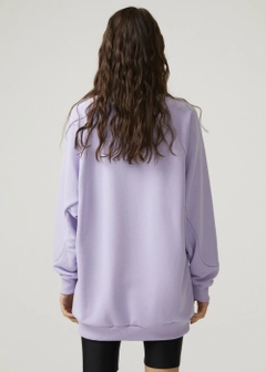 Een kledingmodel uit de groothandel draagt 9996 - Long Sweatshirt - Lilac, Turkse groothandel Sweatshirt van Fk.Pynappel