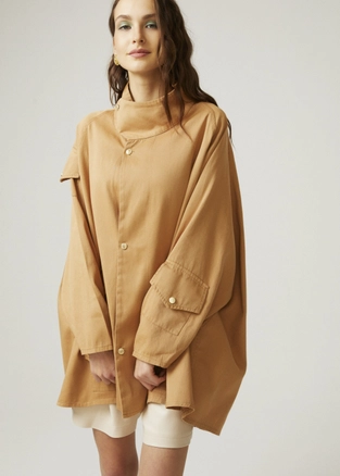 A model wears 9999 - Pocket Detailed Trench - Camel, wholesale undefined of Fk.Pynappel to display at Lonca