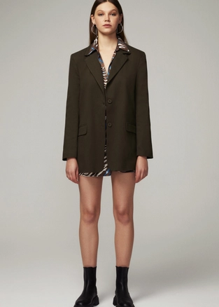 A model wears 9990 - Oversize Blazer Jacket - Khaki, wholesale undefined of Fk.Pynappel to display at Lonca