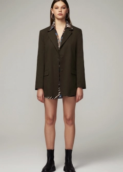 Ένα μοντέλο χονδρικής πώλησης ρούχων φοράει 9990 - Oversize Blazer Jacket - Khaki, τούρκικο Μπουφάν χονδρικής πώλησης από Fk.Pynappel