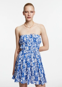Bir model, Fk.Pynappel toptan giyim markasının 15421 - Decolleted Linen Midi Dress - Sax toptan Elbise ürününü sergiliyor.