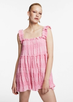 Bir model, Fk.Pynappel toptan giyim markasının 15443 - Embossing Mini Dress - Pembe toptan Elbise ürününü sergiliyor.