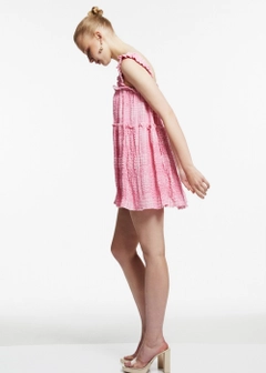 Bir model, Fk.Pynappel toptan giyim markasının 15443 - Embossing Mini Dress - Pembe toptan Elbise ürününü sergiliyor.