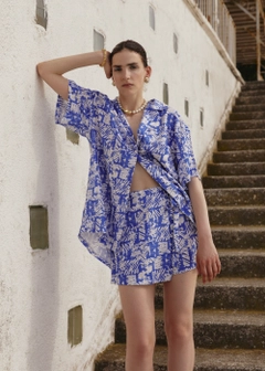 Een kledingmodel uit de groothandel draagt 16304 - Linen Oversize Shirt - Short Skirt - Sax, Turkse groothandel Pak van Fk.Pynappel