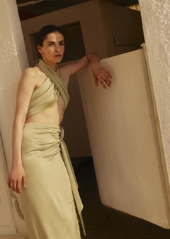 Een kledingmodel uit de groothandel draagt 16306 - Knotted Midi Skirt - Beige, Turkse groothandel Rok van Fk.Pynappel
