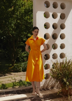Bir model, Fk.Pynappel toptan giyim markasının 16315 - Poplin Shirt Dress - Orange toptan Elbise ürününü sergiliyor.