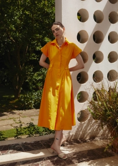 Bir model, Fk.Pynappel toptan giyim markasının 16315 - Poplin Shirt Dress - Orange toptan Elbise ürününü sergiliyor.