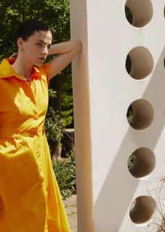 Ένα μοντέλο χονδρικής πώλησης ρούχων φοράει 16315 - Poplin Shirt Dress - Orange, τούρκικο Φόρεμα χονδρικής πώλησης από Fk.Pynappel