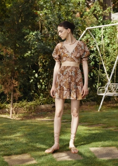 Bir model, Fk.Pynappel toptan giyim markasının 16316 - Linen Patterned Set - Brown toptan Takım ürününü sergiliyor.