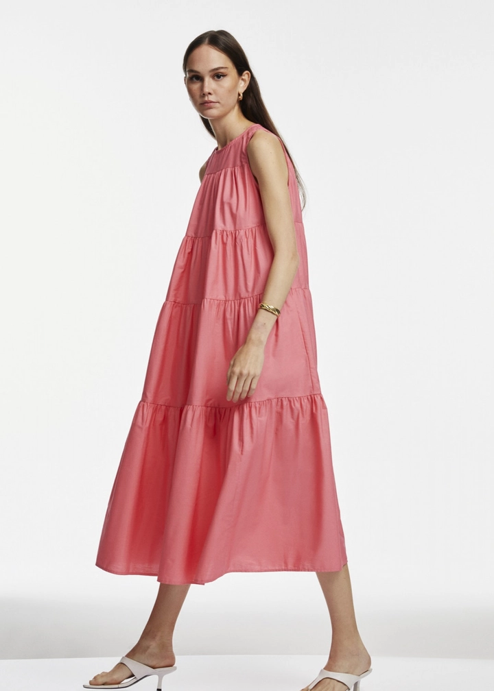 Bir model, Fk.Pynappel toptan giyim markasının 17274 - Tiered Midi Dress - Candy Pink toptan Elbise ürününü sergiliyor.