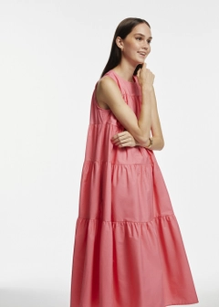 Hurtowa modelka nosi 17274 - Tiered Midi Dress - Candy Pink, turecka hurtownia Sukienka firmy Fk.Pynappel