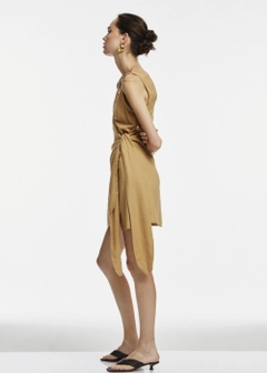 Ein Bekleidungsmodell aus dem Großhandel trägt 17299 - Ring Detailed Mini Dress - Camel, türkischer Großhandel Kleid von Fk.Pynappel