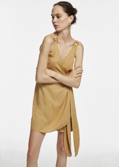 Bir model, Fk.Pynappel toptan giyim markasının 17299 - Ring Detailed Mini Dress - Camel toptan Elbise ürününü sergiliyor.