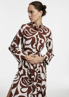 Bir model, Fk.Pynappel toptan giyim markasının 17803 - Patterned Shirt Dress - Brown toptan Elbise ürününü sergiliyor.