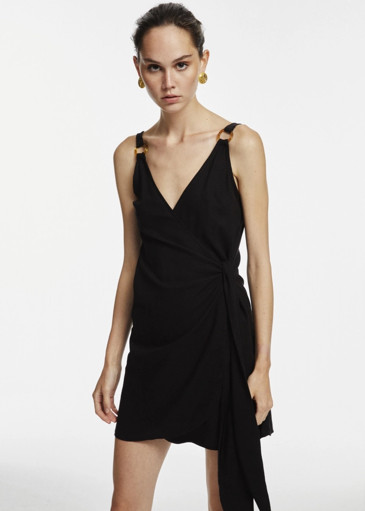 Bir model, Fk.Pynappel toptan giyim markasının 17824 - Ring Detailed Mini Dress - Black toptan Elbise ürününü sergiliyor.