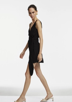 Bir model, Fk.Pynappel toptan giyim markasının 17824 - Ring Detailed Mini Dress - Black toptan Elbise ürününü sergiliyor.