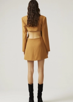 Ένα μοντέλο χονδρικής πώλησης ρούχων φοράει 10000 - Low Back Blazer - Camel, τούρκικο Μπουφάν χονδρικής πώλησης από Fk.Pynappel