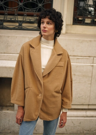 A model wears 10040 - Oversized Coat - Camel, wholesale undefined of Fk.Pynappel to display at Lonca