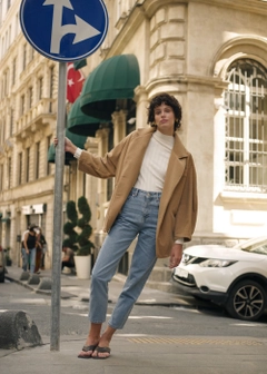 Bir model, Fk.Pynappel toptan giyim markasının 10040 - Oversized Coat - Camel toptan Kaban ürününü sergiliyor.
