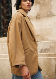 Ein Bekleidungsmodell aus dem Großhandel trägt 10040 - Oversized Coat - Camel, türkischer Großhandel Mantel von Fk.Pynappel