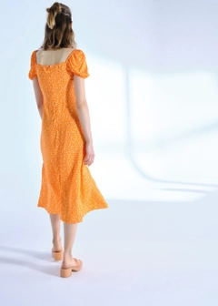 Bir model, Fk.Pynappel toptan giyim markasının 10065 - Floral Patterned Ruffle Detailed Dress - Orange toptan Elbise ürününü sergiliyor.