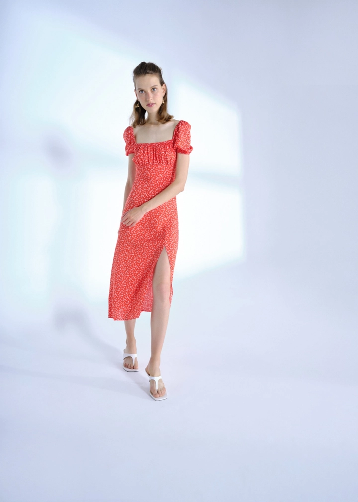 Ein Bekleidungsmodell aus dem Großhandel trägt 10067 - Floral Patterned Ruffle Detailed Dress - Red, türkischer Großhandel Kleid von Fk.Pynappel
