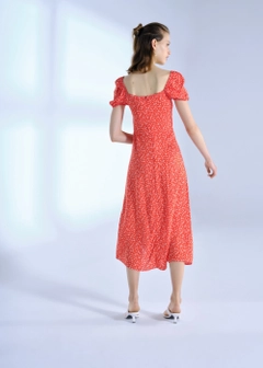 Una modella di abbigliamento all'ingrosso indossa 10067 - Floral Patterned Ruffle Detailed Dress - Red, vendita all'ingrosso turca di Vestito di Fk.Pynappel