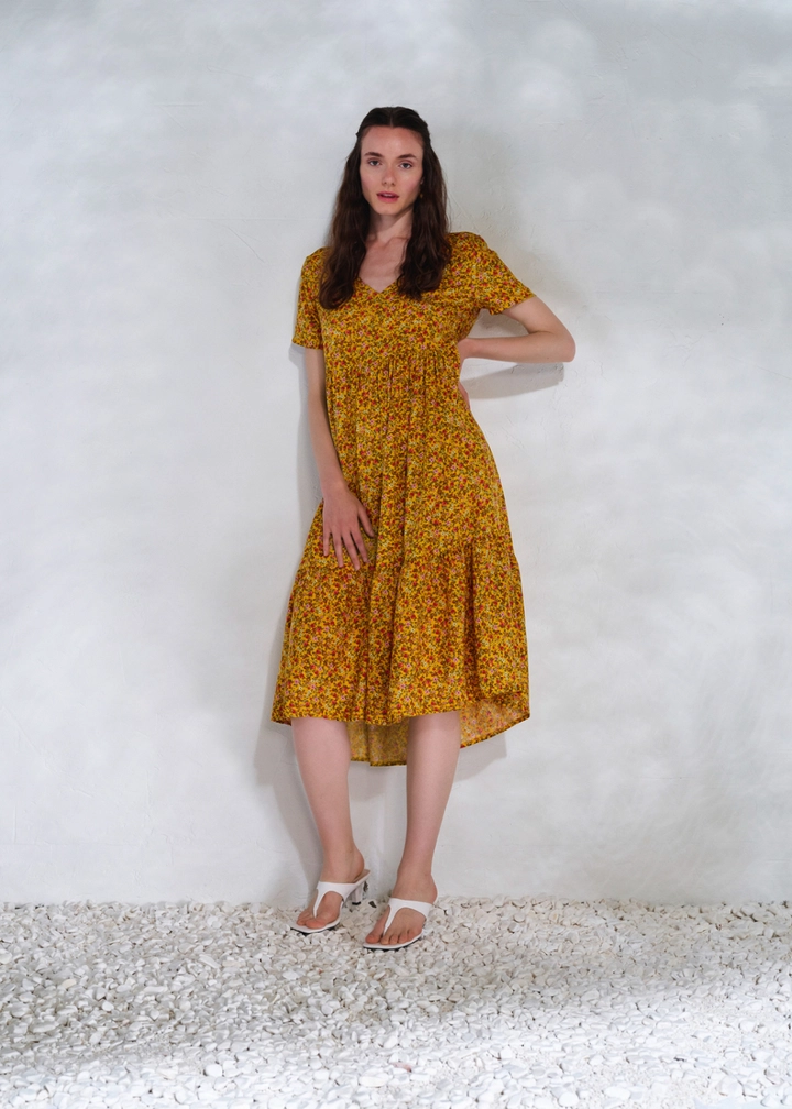 A wholesale clothing model wears 10102 - Viscose Flower Pattern Dress - Yellow, Turkish wholesale Dress of Fk.Pynappel