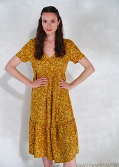Una modelo de ropa al por mayor lleva 10102 - Viscose Flower Pattern Dress - Yellow, Vestido turco al por mayor de Fk.Pynappel