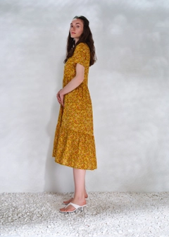 Een kledingmodel uit de groothandel draagt 10102 - Viscose Flower Pattern Dress - Yellow, Turkse groothandel Jurk van Fk.Pynappel