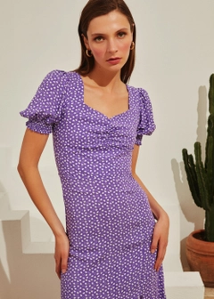 Una modella di abbigliamento all'ingrosso indossa 10143 - Heart Patterned Mid Dress - Purple, vendita all'ingrosso turca di Vestito di Fk.Pynappel