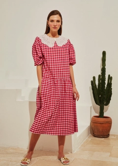 Ein Bekleidungsmodell aus dem Großhandel trägt 10160 - Plaid High Neck Dress - Red, türkischer Großhandel Kleid von Fk.Pynappel