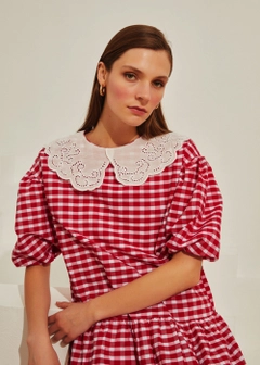 Een kledingmodel uit de groothandel draagt 10160 - Plaid High Neck Dress - Red, Turkse groothandel Jurk van Fk.Pynappel