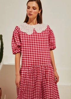 Bir model, Fk.Pynappel toptan giyim markasının 10160 - Plaid High Neck Dress - Red toptan Elbise ürününü sergiliyor.