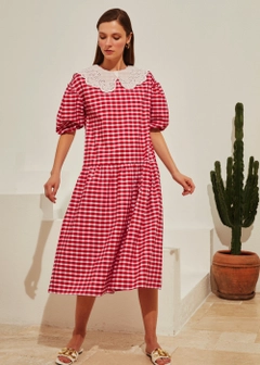 Bir model, Fk.Pynappel toptan giyim markasının 10160 - Plaid High Neck Dress - Red toptan Elbise ürününü sergiliyor.